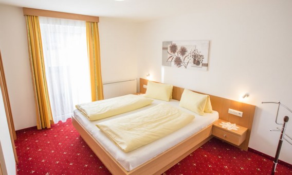 Schlafzimmer im Appartementhaus Habersatter